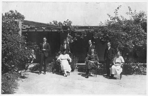 The war history team at Tuggeranong, 1922 [picture]