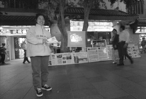 Therese Yien distributing material on Falun Gong in Sydney's Chinatown, 20 September, 2003 [picture] / Paul Cosgrave