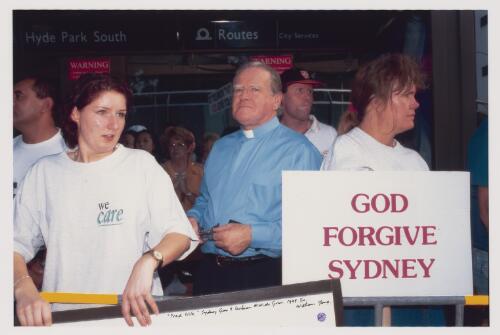 Fred Nile, [standing near sign that reads, God forgive Sydney], Sydney Gay & Lesbian Mardi Gras, 1999. [picture] / William Yang