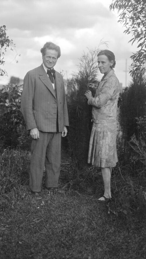 [Portrait of Walter Burley Griffin and Marion Mahony Griffin, Castlecrag, Sydney, 27 July 1930] [picture]