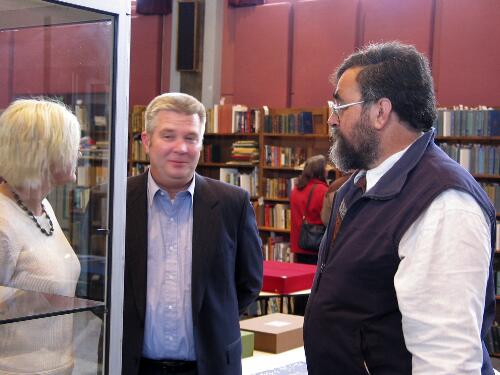 Nic Dawes, proprietor of Grant's Bookshop, talks with Jonathan Wantrup, author of Australian rare books, Australian Book Auctions, 24-25 February 2004 [picture] / Francis Reiss