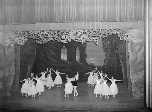 [Dancers of the Borovansky Ballet in Les Sylphides, 1946] [picture]