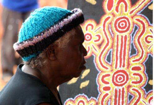 Jilly Nakamarra Spencer of the Warlukurlangu Artists Aboriginal Association at the Yuendumu Arts Centre, Yuendumu, Northern Territory, 2003 [picture] / June Orford