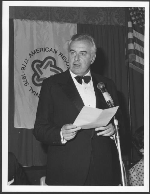 Mr [Edward Gough] Whitlam announces the Australian government's plans to celebrate the American bicentennial, at an Independence Day dinner in Sydney on July 4 1975 [picture] / Australian Information Service photograph by John Tanner