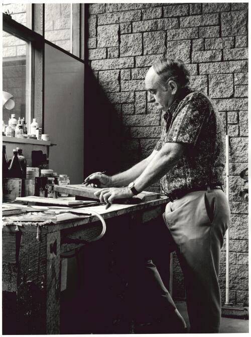 Portrait of Ray Ewers in his studio, Frankston, Victoria, 1970s [picture] / Richard Beck