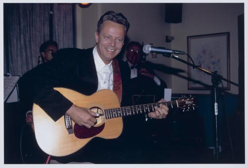 Portrait of Tommy Emmanuel [picture] / Nathan Kelly