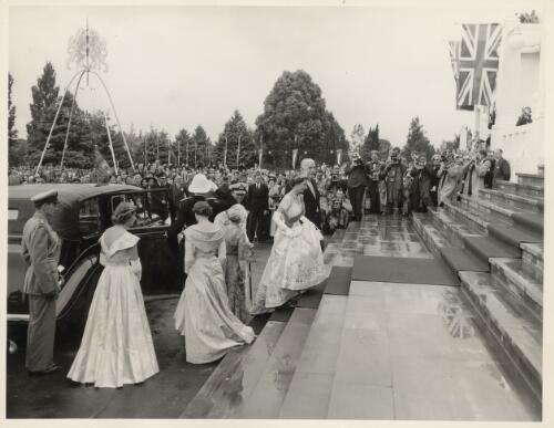 Her Majesty arrives at Parliament House, Canberra ... escorted by the Prime Minister, Mr. R.G. Menzies ... to open the third session of the 20th Federal Parliament on February 15 [1954] [picture] / Australian official photograph, Dept. of the Interior, News & Information Bureau