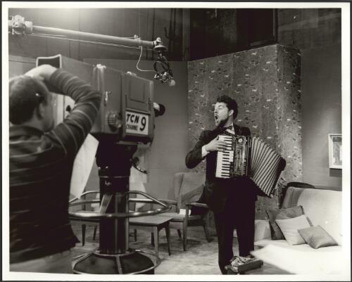Rolf Harris performs at Channel 9 headquarters in Willoughby, Sydney in 1960 [picture] / Ern McQuillan