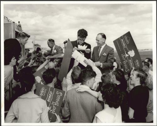 Rolf Harris is met by hundreds of fans at Mascot Airport, Sydney in 1960 [picture] / Ern McQuillan