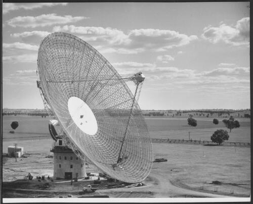 Radio telescope at Parkes, New South Wales, 18 September 1961 [picture] / C.S.I.R.O