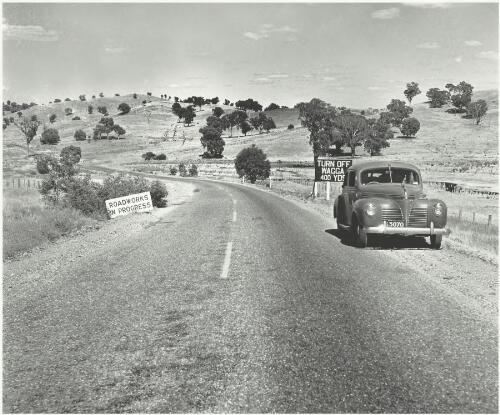 The Hume Highway near Wagga Wagga turn-off, New South Wales, 1952 [picture] / Jeff Carter