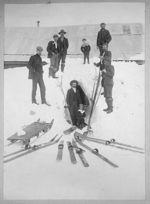 Mr Wilson and son (centre) and other skiers at Kiandra Hotel, New South Wales, ca.1906 [picture]