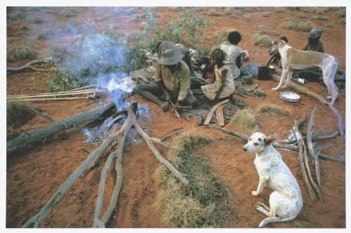 Fashioning boomerangs around campfire near Kings Canyon, Northern Territory, 1964 [picture] / Jeff Carter
