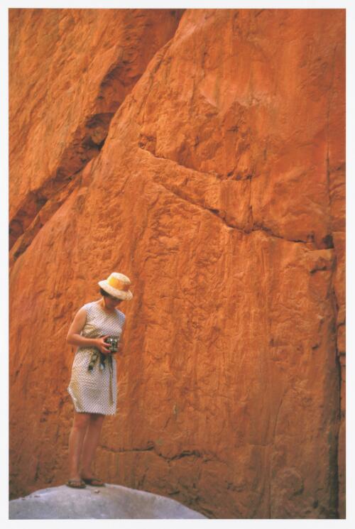 Tourist in Stanley Chasm, west of Alice Springs, Northern Territory, 1964 [picture] / Jeff Carter