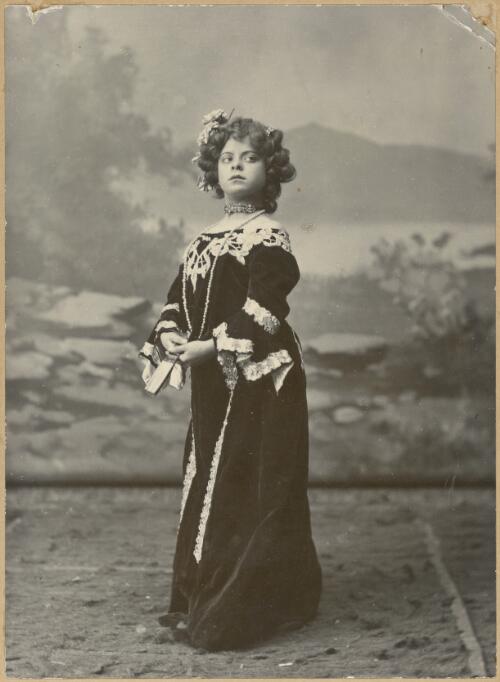 Portrait of Daphne Pollard, Shanghai, China, ca. 1910 [picture] / Ying Cheong