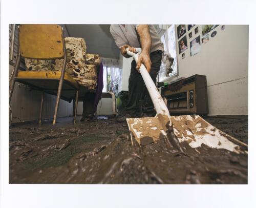 Henry Winnett, manager of Ripplewood Caravan Park, begins cleaning up after the flood deposited silt within dwellings, Mitchell River, via Wuk Wuk, Lindenow, Victoria, 2007 [picture] / Rodney Dekker