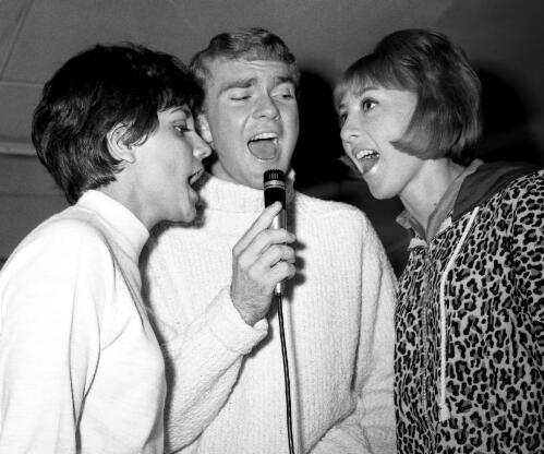 Billy Thorpe singing with two women, Sydney, New South Wales, 1966 [picture] / Ern McQuillan
