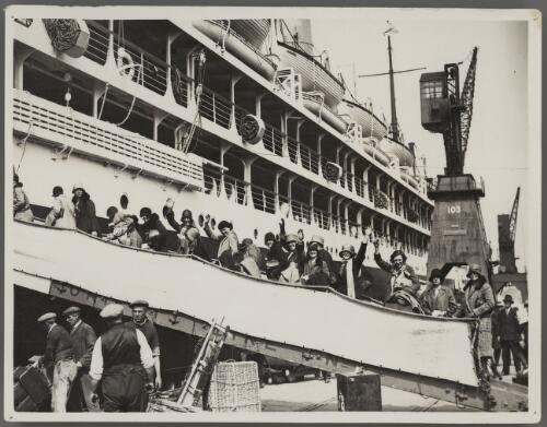 British women migrants boarding a passenger ship, London, England, ca. 1920 [picture] / London News Agency Photos