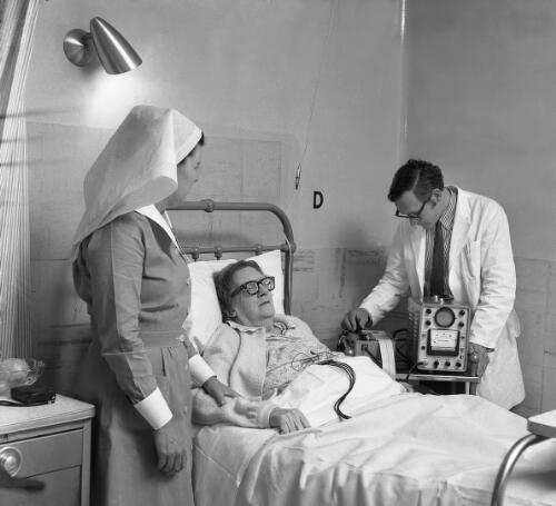 A doctor monitoring patient's heart with a cardiograph machine, St Luke's Hospital, Sydney, 28 November 1967 [picture] / Ern McQuillan