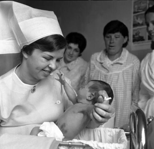 Mothers watching nurse holding newborn baby at King George V Memorial Hospital, Sydney, 1969 [picture] / Ern McQuillan