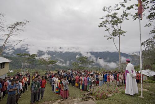 Bishop Christopher Prowse visiting a Catholic Mission in Bema, Gulf Province, Papua New Guinea, 2006 [picture] / Dave Tacon