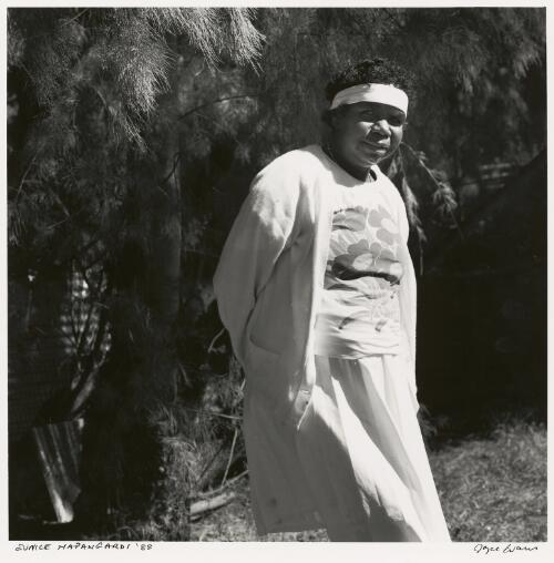 Aboriginal artist Eunice Napangardi, Yuendumu, Northern Territory, July 1988 [picture] / Joyce Evans