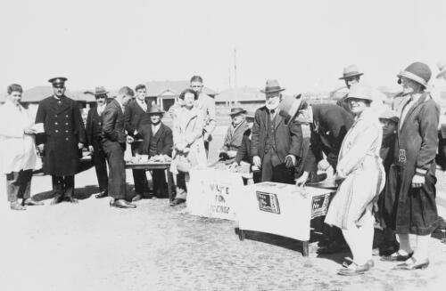 Voting taking place during the Referendum on licensing of Hotels, Canberra Election, 1928, Canberra [picture]