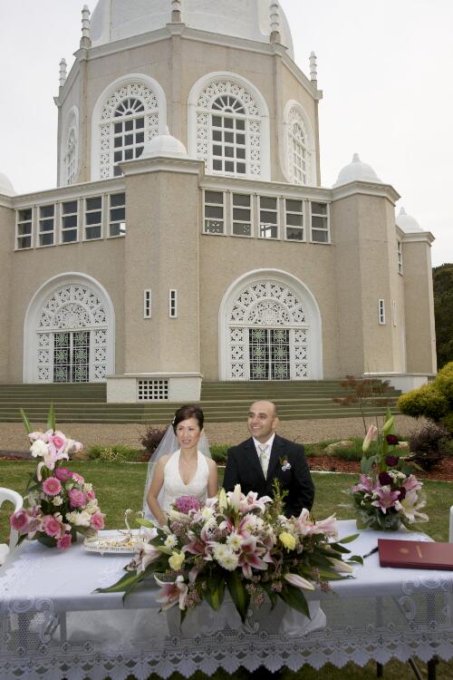 A couples wedding ceremony on the lawns of the Baha'i House of Worship, Ingleside, New South Wales, 21 November 2009 [picture] / Robin Smith