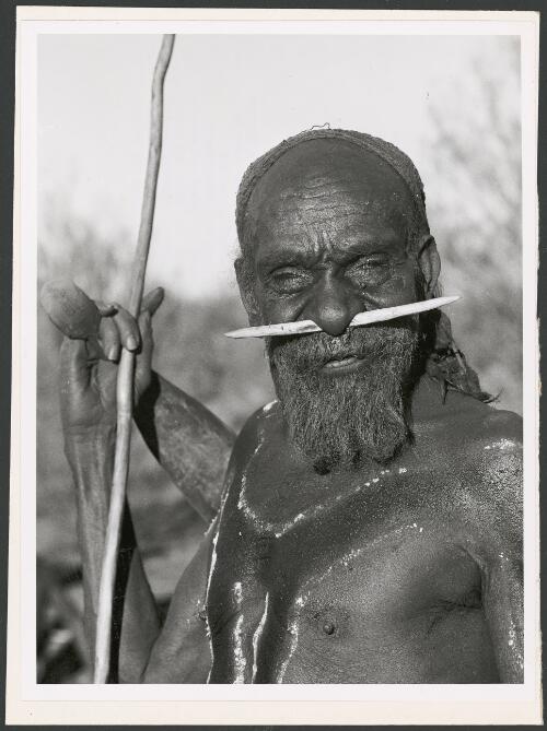 Jabandara of the Pintupi at Yuendumu, Northern Territory, 3 November 1971 [picture] / Michael Jensen