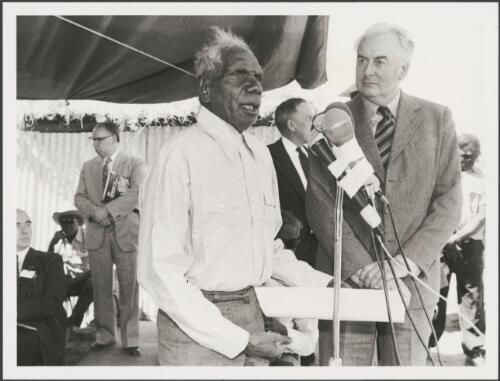 Elder Vincent Lingiari of the Gurindji Language group, addressing the media after Prime Minister Gough Whitlam officially returns Aboriginal land at Wattie Creek, Northern Territory, 16 August 1975 [picture] / Penny Tweedie