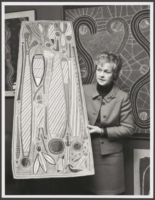 Phyllis Brokensha holding an East Arnhem Land Aboriginal bark painting at the QANTAS Gallery in London, England, 11 June 1974 [picture] / Bill Payne