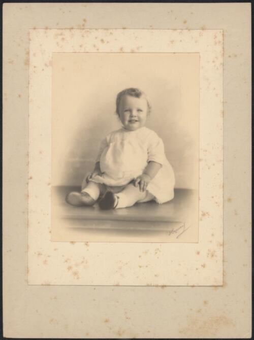The infant Priscilla Deck, probably 1927, 1 / Harold Cazneaux