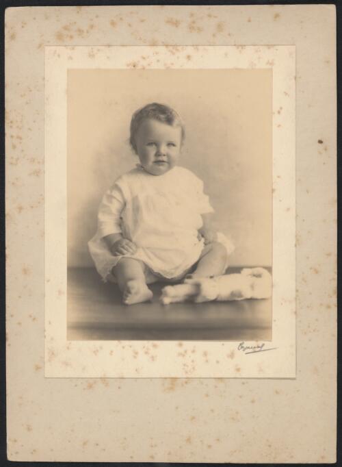 The infant Priscilla Deck, probably 1927, 2 / Harold Cazneaux