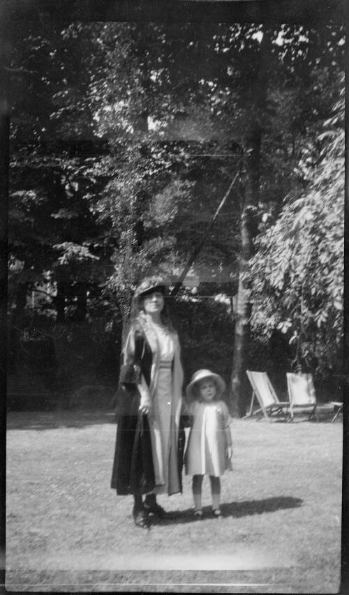 Dame Mary Hughes with her daughter, Helen ca. 1919, 1 [picture]