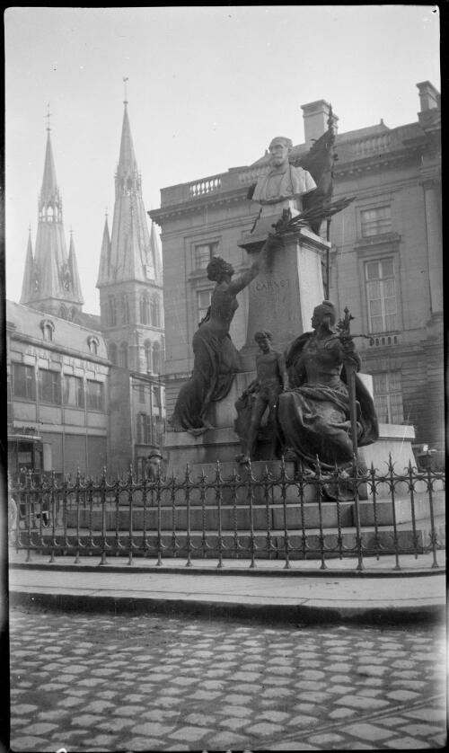 Monument of Carnot in front of Hotel de Ville, Châlons Cathedral in background, Châ̂̂lons-en-Champagne, France, ca. 1919 [picture]