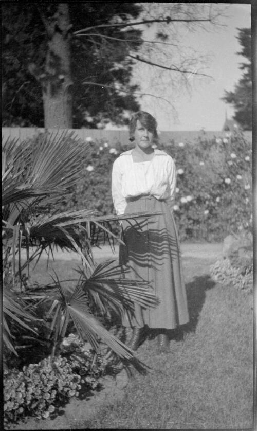 Portrait of Hersee [?], Bill Hughes' wife, ca. 1925 [picture]