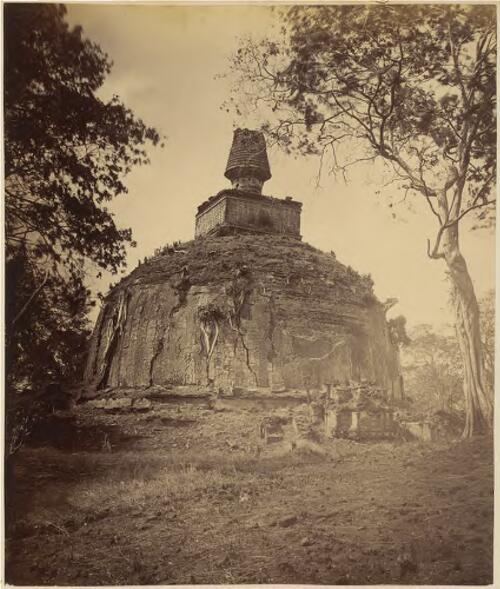 Ancient Buddhist temple (stupa), Sri Lanka [picture]