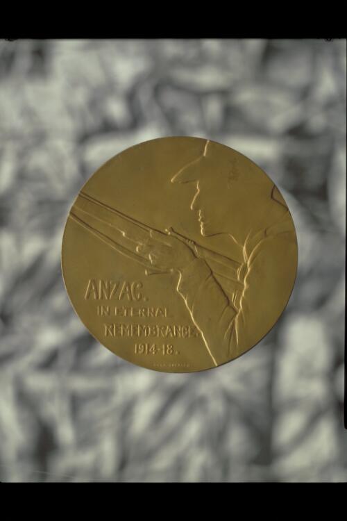 Anzac medal [realia] / Dora Ohlfsen