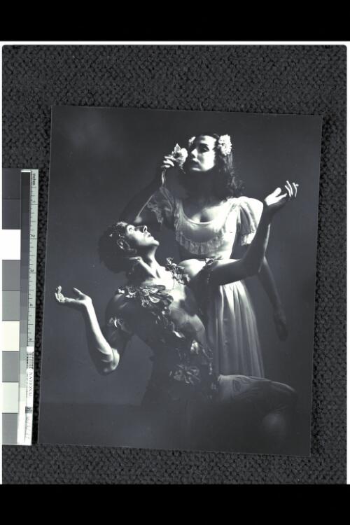 Portrait of Tamara Toumanova and Paul Petroff in Le spectre de la rose, Ballets russes 1940 [picture] / Max Dupain