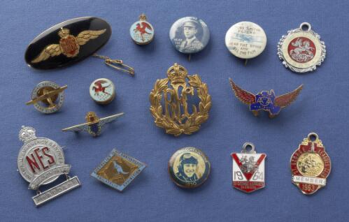 [A collection of badges relating to aeronautics and aero clubs in Australia] [realia]