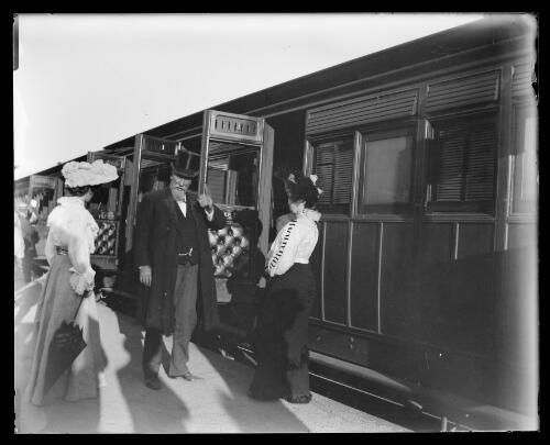 Sir William Lyne and two women at the Gundagai Railway Station, New South Wales [picture] / Charles Gabriel