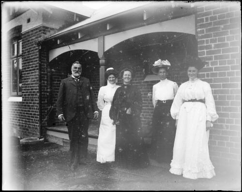 A nurse, three women and a man outside Gundagai hospital, New South Wales [picture] / Charles Gabriel