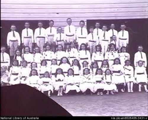 Portrait of schoolchildren at Lyndhurst School, Lyndhurst, New South Wales, 1908 [picture] / E.A. Lumme