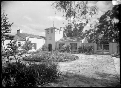 Shadowood, home of Mr. A.R. McGregor, Bowral, 1933, courtyard [picture] / Harold Cazneaux