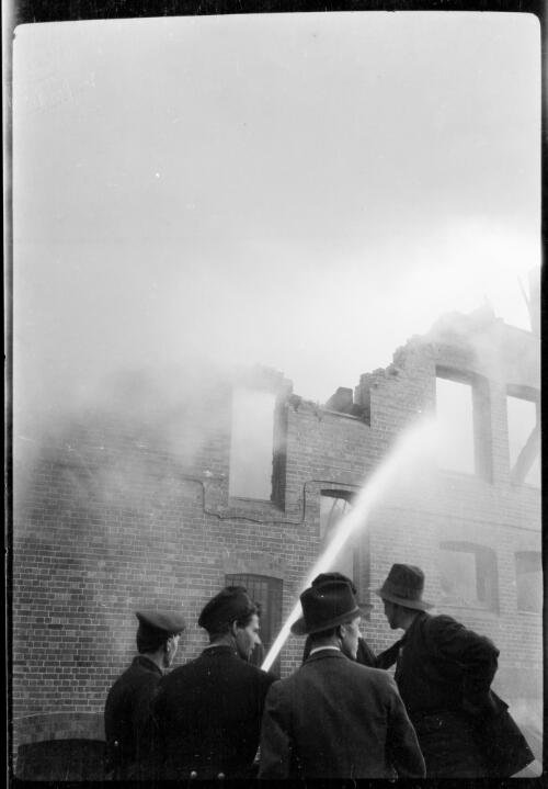 Fire at Redfern [picture] / Harold Cazneaux
