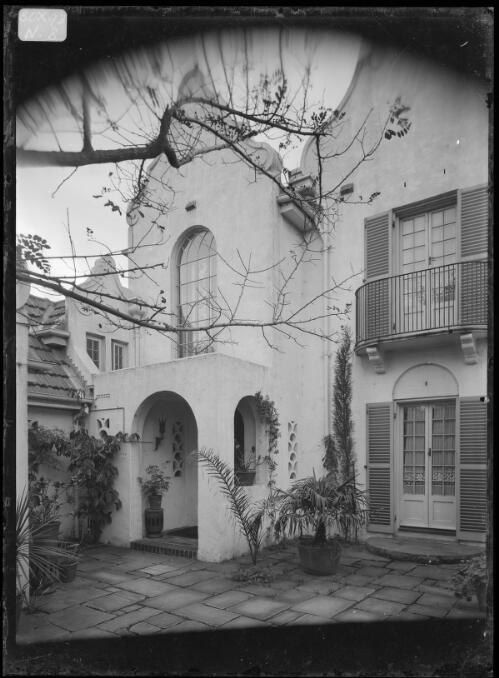 Great Tree, home of Mr. J. Hughes, Woollahra, entrance courtyard, 1928 [picture] / Harold Cazneaux