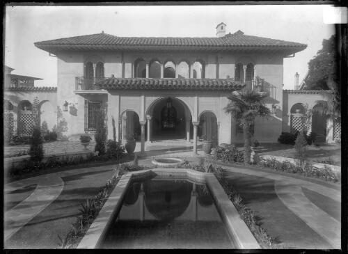 Boomerang, home of Mr. F. Albert, Elizabeth Bay, house and entrance portico from pool, 1928 [picture] / Harold Cazneaux