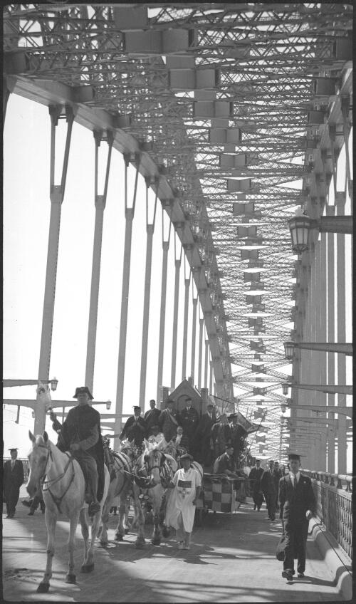 The University float under the arch of the Sydney Harbour Bridge [picture] / Harold Cazneaux