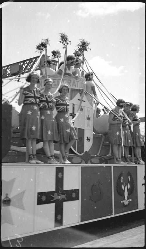 The Federation float and the pylon of the Sydney Harbour Bridge [picture] / Harold Cazneaux