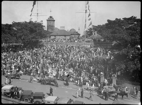 Crowds on Observatory Hill at the Sydney Harbour Bridge opening [picture] / Harold Cazneaux